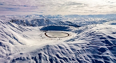  Polat Gölü beyaz örtüyle kaplandı