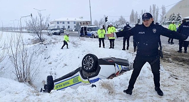 Polis aracı devrildi! Yaralılar var...