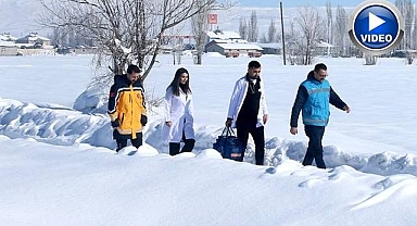 Sağlık ekipleri hastalara hizmet için karlı yollarda