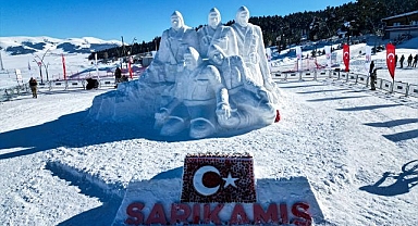 Sarıkamış şehitleri anısına kardan bayrak karanfillerle süslendi
