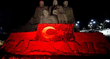 Sarıkamış şehitleri anısına yapılan kardan heykeller ışıklandırıldı