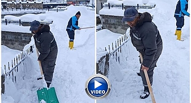 Şarkılı, türkülü kar temizliği...