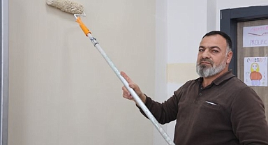 Şehit oğlunun adını taşıyan okulu kendi elleriyle yeniliyor  