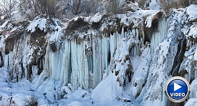 Şelalede buzdan sarkıtlar görsel şölen oluşturdu