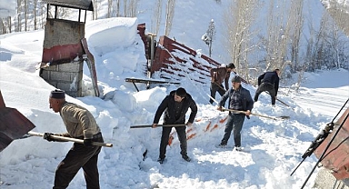 Şiddetli kar yağışı çatıyı çökertti