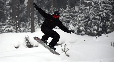 Snowboard tutkunları Sarıkamış'ta buluştu