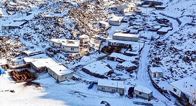 Soğuk hava etkisini gösterdi! Evler kar altında kaldı! 