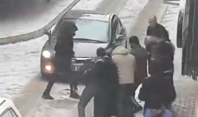 Sokak ortasında tekme tokatlı kavga!