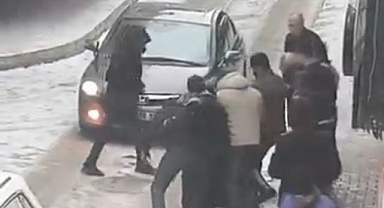 Sokak ortasında tekme tokatlı kavga!