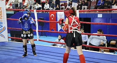 Sporcular muay thai rüzgarı estirdi