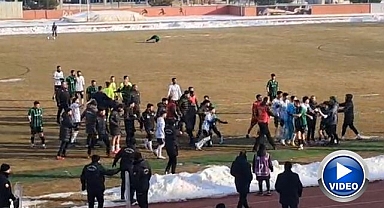 Takım oyuncuları tekme yumruk birbirine girdi!