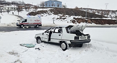 Takla atan otomobilde 2'si öğretmen 3 kişi yaralandı