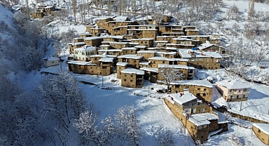 Taş evler beyaz örtüyle bütünleşti