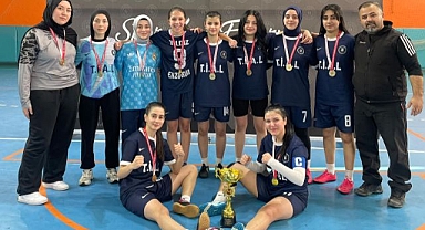 TİAL Kız Futsal Takımı Erzurum’da şampiyon oldu