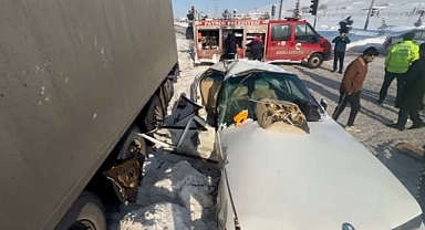 Tır ile otomobil çarpıştı!