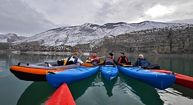 Tortum Gölü'nde kano eğlencesi
