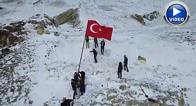 Türk Bayrağı mahallenin en yüksek tepesinde dalgalandı 