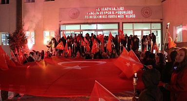 Üniversiteli gençler bayrağı böyle dalgalandırdı