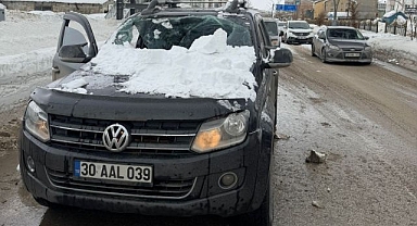 Üst geçitten otomobilin üzerine kar kütlesi düştü
