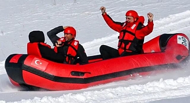 Vali Çiftçi donan gölde rafting yaptı