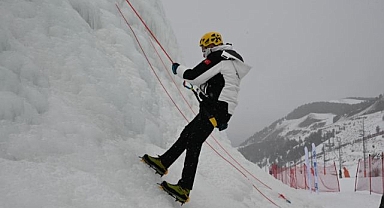 Vali Çiftçi, yapay buz duvarına tırmandı! Yarışlar nefes kesti