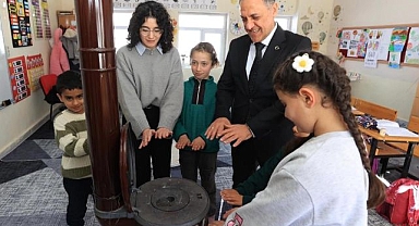 Vali köy okulunda çocukların sıcaklığına ortak oldu