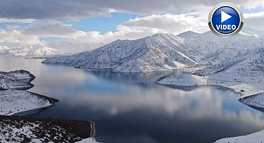 Van Gölü'nün masmavi suları karla buluştu   