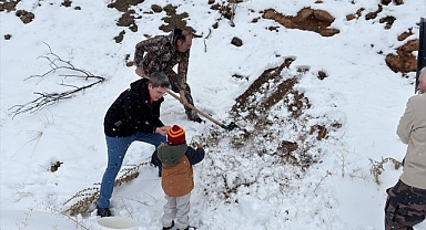 Yabani hayvanlar için karla kaplı arazilere yem bırakıldı