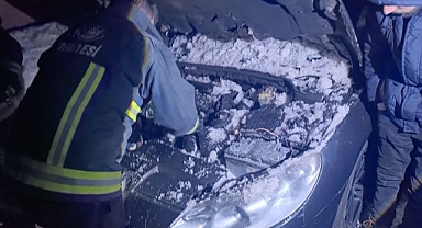 Yanan aracın motoruna karla müdahale   