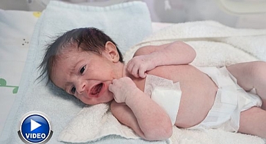 Yemek borusu olmadan doğdu! Mucize bebek hayata tutundu