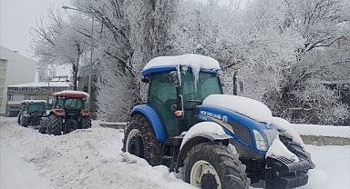 Yoğun kar yağışı 25 köy yolunu ulaşıma kapattı