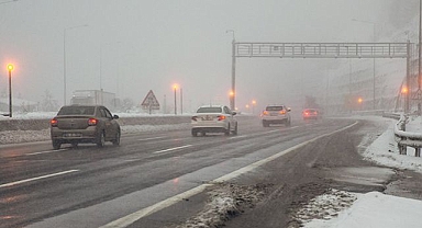  Yoğun kar yağışı ulaşımı durdurdu