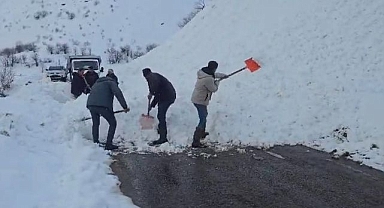 Yola düşen çığı vatandaşlar kaldırdı  