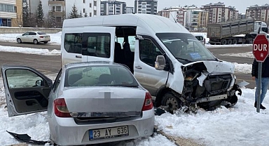 Yolcu minibüsüyle otomobil çarpıştı: 4 yaralı