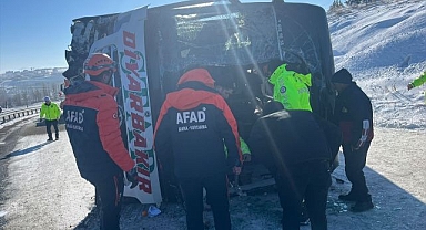 Yolcu otobüsü devrildi! Ortalık savaş alanına döndü!