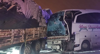 Yolcu otobüsü ile tır çarpıştı! Yaralılar var...
