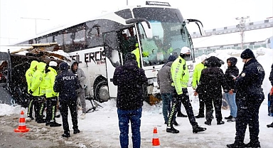  Yolcu otobüsü polis noktasına çarptı!