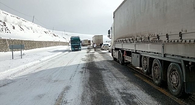 Yolda kalan 11 tır kurtarıldı