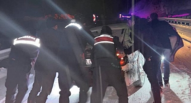 Yolda kalan sürücülere jandarma yardım etti