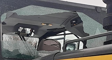 Yolları açılmayınca iş makinesine saldırdılar