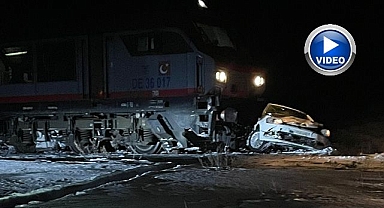 Yük treni otomobile çarptı!