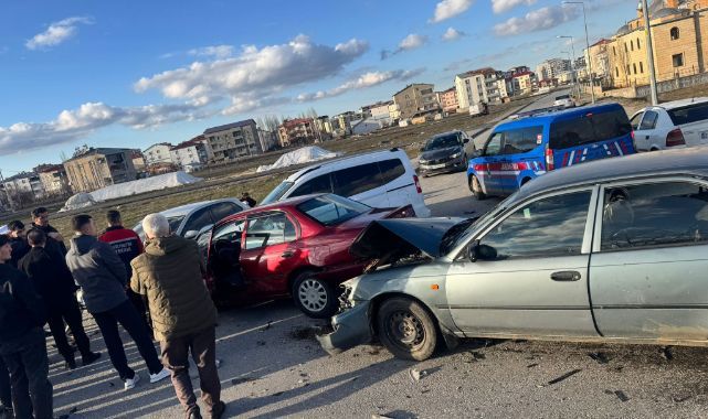 4 araç birbirine girdi! Ortalık savaş alanına döndü