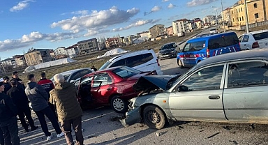 4 araç birbirine girdi! Ortalık savaş alanına döndü