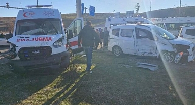 Ambulans ile otomobil çarpıştı! Yaralılar var...