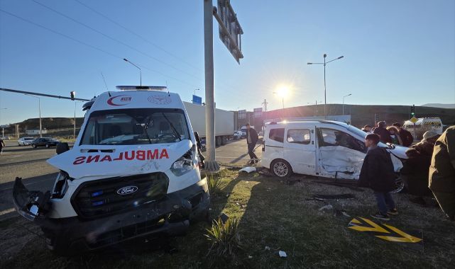 Ambulans ile ticari araç  çarpıştı
