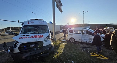 Ambulans ile ticari araç kaza yaptı
