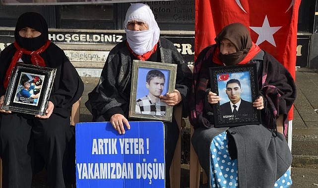 Annelerin evlat nöbeti devam ediyor