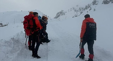 Arızaya müdahale için giden aracın üzerine çığ düştü