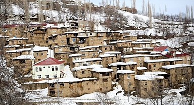 Asırlık taş evler imece usulüyle temizleniyor 