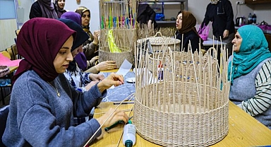 Atık kağıtlar kadınlara gelir kapısı oldu